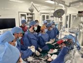 فريق طبى بمستشفى العاصمة الجديدة يشارك ببث حى لقسطرة قلبية معقدة.. صور