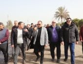 محافظ الشرقية يتفقد أعمال الرصف الجارية بطريق الإبراهيمية الدائرى بطول 3.5 كم