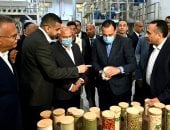 رئيس الوزراء يتفقد مصنع الشركة المتحدة لتجفيف الحاصلات الزراعية بالمنيا