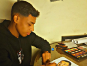 من الكارتون إلى البورتريه والنحت.. بكري عطالله موهبة فنية ترى العلاج في الرسم