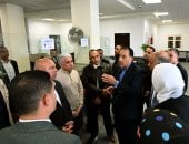 مدبولى يتفقد الخدمات المقدمة للمواطنين بالمركز التكنولوجى بقرية تونا الجبل