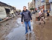 رئيس مدينة منوف يتفقد أعمال إزالة آثار حريق منافذ البيع بشارع بورسعيد