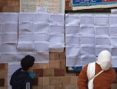 الإدارات التعليمية بالجيزة تعلن نتائج الامتحانات فى أماكن واضحة داخل المدارس.. صور