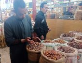 بشاير الشهر الكريم.. شوادر ياميش رمضان تزين حى شبرا