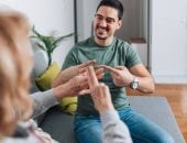 تفسير حلم الحديث مع صديق قديم.. قراءة رمزية للماضى ومشاعر مكبوتة