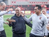 نجوم الأهلى والجهاز الفنى يحتفلون بعيد ميلاد عادل مصطفى فى المران