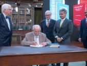 حاكم الشارقة يطلق النسخة البرتغالية من البرتغاليون فى بحر عُمان