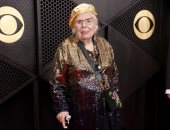 جوني ميتشل بالعكاز على السجادة الحمراء لحفل توزيع جوائز الـ جرامي