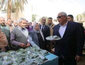 محافظ الوادى الجديد يتفقد مبادرة معا ضد الغلاء بالخارجة استعدادا لشهر رمضان