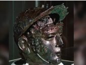 خوذة على شكل قناع وجه لضابط من سلاح الفرسان الرومانى قبل 1900 عام