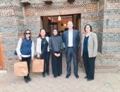 السفير الإسبانى في مصر يستمتع بجولة فى السوق السياحى ومعبد خنوم ومدينة إسنا التاريخية.. صور