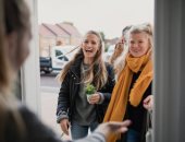 تفسير حلم زيارة صديقك القديم لمنزلك.. تصالح مع الماضى ورغبة فى الاستقرار