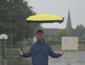 مظلة طائرة ذاتية تتبع مُستخدمها فى المطر والشمس.. فيديو