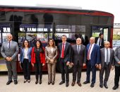 رانيا المشاط ومنال عوض تشهدان التشغيل التجريبي لأحد الأتوبيسات الكهربائية