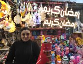 أسرة مسيحية تجهز زينة وفوانيس رمضان استعدادا للشهر الكريم بالمحلة.. صور