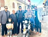 نائب محافظ سوهاج يزور الشاب نادر بمنزله ويهديه تروسيكل