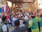 سفير كندا بالقاهرة يرقص مع فرق مهرجان أسوان الدولى.. صور