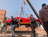 بالونش ومن الدور الـ4.. شاب ينزل سيارته المصنعة يدويا من فوق سطح منزله.. فيديو