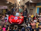 شاب مصرى يصنع سيارة فوق سطح بيته وينزلها من الدور الـ4 بعد اكتمالها.. فيديو
