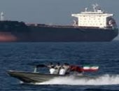 زوارق إيرانية تقترب من ناقلة نفط أمريكية قبالة مضيق هرمز