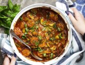 طريقة عمل صينية الكوسة بالسجق.. لذيذة ومغذية