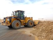 توسعة المدخل الرئيسى لقرية غرب الموهوب بالداخلة استعدادا لإنشاء بوابة رئيسية