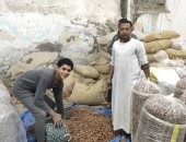 البلح أشكال وألوان.. انتعاش حركة بيع التمور فى سوق الجملة بالغربية