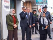 محافظ الإسكندرية خلال جولته: السكان محبوسين ومقفول عليهم بجنزير حديد؟.. فيديو