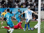 الأخدود ضد الهلال.. الزعيم يتفوق بهدف كريم بنزيما فى الشوط الأول (فيديو)