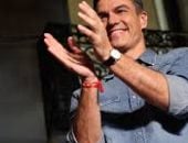 السوار الأحمر لا يفارق معصم رئيس حكومة إسبانيا.. جلب الحظ أم رسالة سياسية