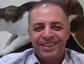 لحظة طريفة على الهواء.. قطة تقتحم لقاءً صحفيًا وتقفز على كرسى الضيف (فيديو)