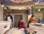 هلت روائح شهر الخير.. كنافة أم خنان تجمع العيلة وتفتح أبواب الذكريات.. هانى: مهنة أصيلة أنتظرها مع أبنائي عاما بعد عام.. الفرن البلدى يحفظ سر النكهة الأصيلة.. والكنافة والتراويح هما ما تبقى من روح رمضان.. صور