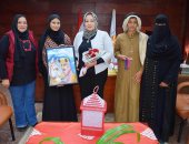 طلاب جنوب سيناء يهدون مديرة التعليم نماذج فنية مستوحاة من التراث البدوي