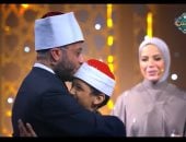أسامة الأزهرى يحتضن ويقبل رأس الفائز بجائزة الغصن الذهبي بدولة التلاوة