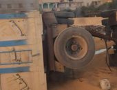 انقلاب سيارة نقل محملة بالرمال على الطريق الزراعى فى البحيرة
