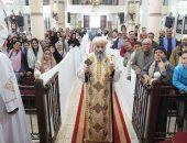 الأنبا فيلوباتير يدشن أواني خدمة ويرسم شماسا جديدا بكنيسة العذراء بأبو قرقاص