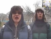 مراهقون روسيون يستغلون كاميرات المراقبة بالمنازل للغناء وتحقيق شهرة