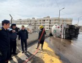 انقلاب سيارة نقل بـ50 طن مواد بترولية بكوبرى حسب الله الكفراوى تجاه المقطم..صور