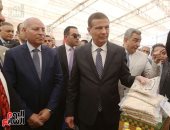 وزير الزراعة يوجه بخفض الأسعار بمعرض الوزارة بميدان باب الشعرية.. صور 