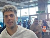شاهد إمام عاشور بملابس الإحرام قبل السفر لأداء مناسك العمرة