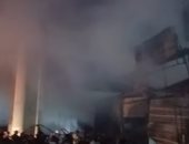 إجراء عمليات تبريد عقب السيطرة على حريق عدد من الأكشاك بالمرج.. صور