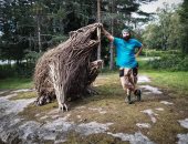 نحات يوظف مخلفات الغابات لصناعة منحوتات أسطورية ضخمة للحيوانات