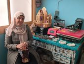 سالى تصنع فانوس رمضان هاند ميد من الخشب بمنزلها وتنافس المستورد.. صور