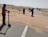 الوحدة المحلية بأبو رديس تنفذ أعمال إزالة تجمعات الرمال بالطريق الدولى