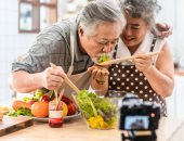 الأجداد يسحبون البساط من الشباب.. كيف سيطر كبار الصين على محتوى تيك توك؟