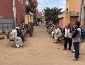 والد محمد صلاح يستقبل المعزيين في وفاة جده بنجريج.. فيديو وصور