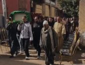 نقل جثمان جد محمد صلاح للمسجد لاداء صلاة الجنازة عليه بقرية نجريج 