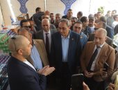 سلع بأسعار مخفضة.. محافظ قنا يفتتح أول معارض أهلا رمضان بنجع حمادى "فيديو"