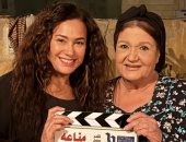 كواليس تصوير منّاعة.. هند صبري تغازل ميمي جمال: أستاذتى العظيمة بحبك «صور»
