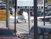 هبوط اضطرارى لطائرة وسط شارع مزدحم بولاية جورجيا.. فيديو